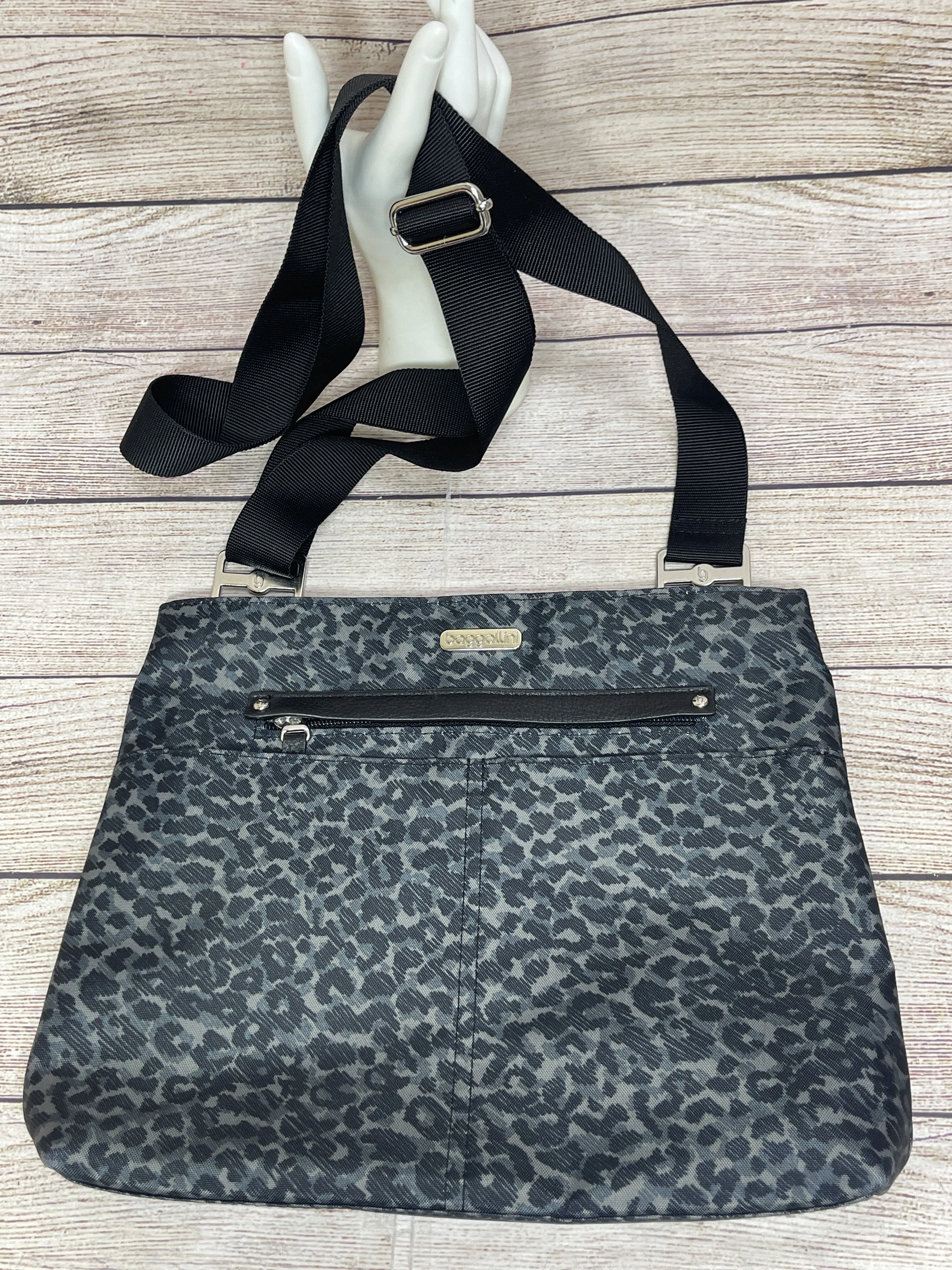 Crossbody By Clothes Mentor  Size: Medium