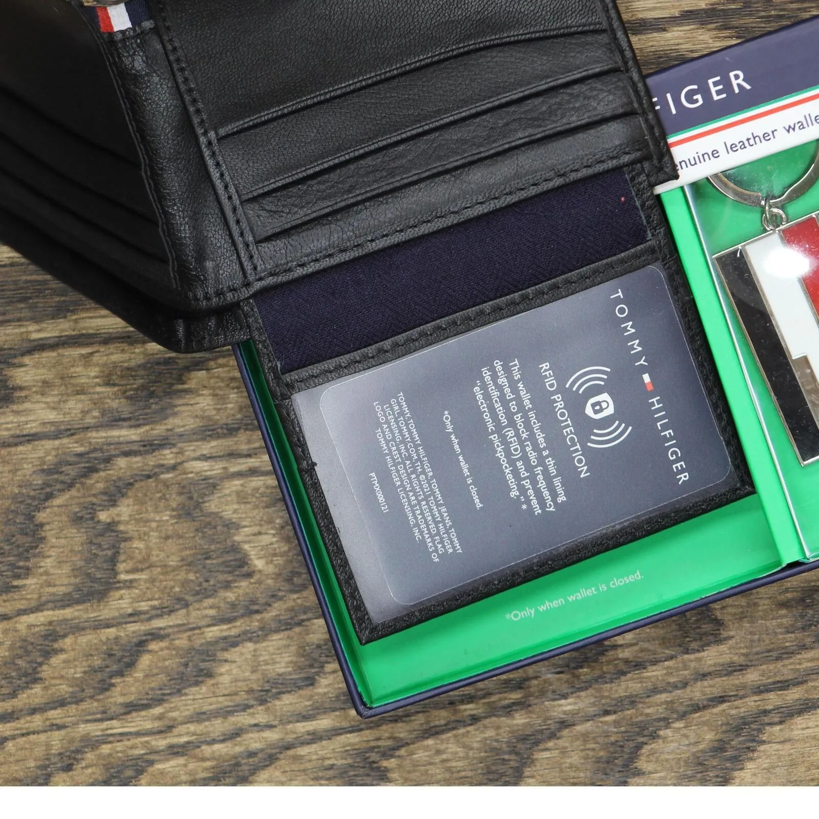 Tommy Hilfiger Men's Genuine Leather Wallet with Key Fob Set 31TL330081