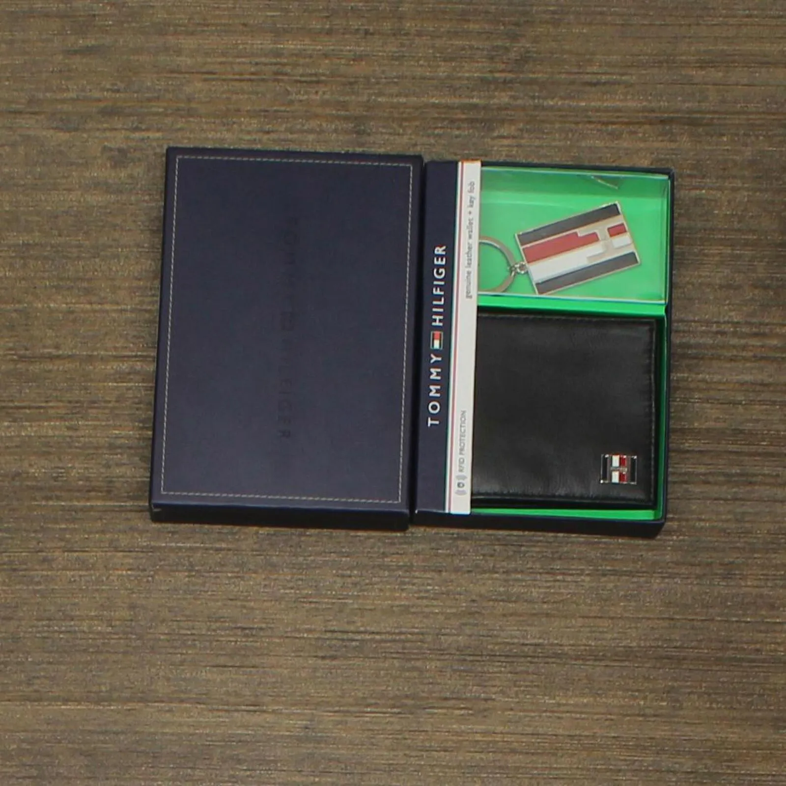 Tommy Hilfiger Men's Genuine Leather Wallet with Key Fob Set 31TL330081