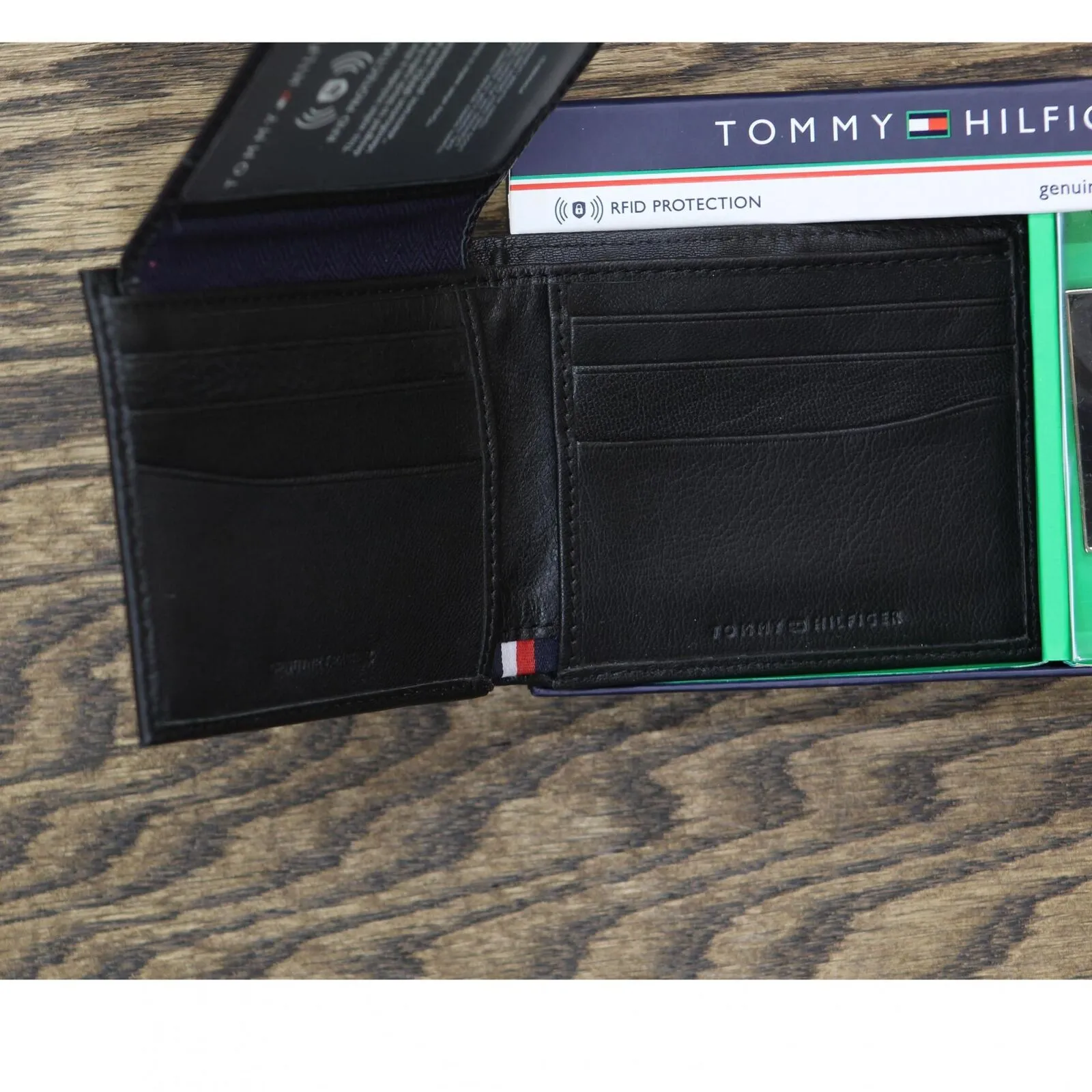 Tommy Hilfiger Men's Genuine Leather Wallet with Key Fob Set 31TL330081